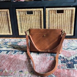 Madewell: The Transport Shoulder Crossbody Bag.         Color: English Saddle